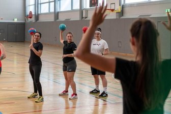 Bereit für die ersten Würfe - Erstmals wieder unterm Hallendach: Viviane Kühn, Amrit Bola, Vanessa Kaiser, Jule Poch und Torhüterin Lamia Graf haben in dieser Woche die Chance bereits genutzt und von den Corona-Lockerungen im Sport profitiert. Andere Mannschaften bleiben trotzdem an der frischen Luft. 