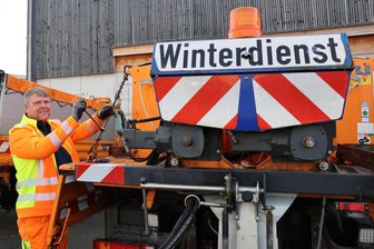 „Bereit für die ersten Flocken“ im Erzgebirge – Winterdienst in Schwarzenberg ist startklar - André Guderle vom Bauhof der Stadt Schwarzenberg beim Umrüsten der Fahrzeuge.