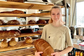 Bereit für die Sächsische Meisterschaft der Bäckerjugend: Die Bäckerei Schmieder in Frauenstein hat eine besondere Gesellin - Bäckergesellin Katharina Neumaier in Frauensteins Bäckerei Schmieder.