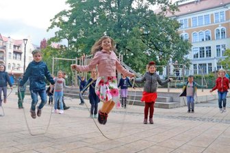 Bereits 800 Anmeldungen: Seilspring-Aktion zum Weltkindertag in Freiberg abgesagt - Die neunjährige Erika und ihre Hortklasse 3b der Grundschule "Theodor Körner" haben viel geübt im Vorfeld des Weltkindertages. Leider muss der nun ausfallen.