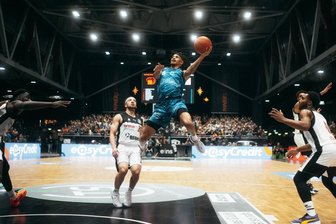 Bereits am Dienstag kommt der FC Porto: Keine Pause für die Niners Chemnitz - Nelson Weidemann im Spiel gegen Bayreuth. Kurz nach dieser Aktion verletzte er sich und musste draußen bleiben. Ob er am Dienstag gegen Porto mitspielen kann, ist ungewiss.