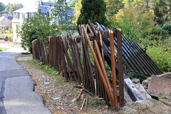 Bereits mehrere tausend Euro Schaden: Einer Erzgebirgerin fahren immer wieder Laster in ihren Zaun - Der Zaun entlang der Lößnitzer Straße ist komplett zerstört. Der Verursacher ist einfach davon gefahren.
