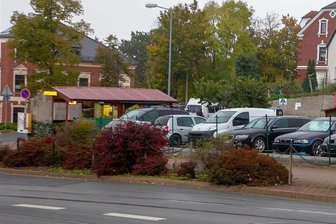 Überfall auf Döner-Imbiss in Plauen: Zwei Männer durch Messer verletzt - Der Tatort: Der Imbiss neben einem Autohandel an der Ecke Reusaer Straße/Röntgenstraße in Plauen. 