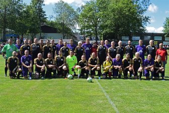 Berg- und Sportstadt: Fast ein Drittel aller Saydaer sind im Sportverein aktiv - Die Fußballer sind mit 150 Mitgliedern die stärkste Abteilung des SSV Sayda. Die Alten Herren hatten sich im Sommer zum 50. Geburtstag ihres Teams die Traditionself des FC Erzgebirge Aue eingeladen.