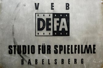 Berg- und Talfahrt - Heute historisch: Das Firmenschild der Deutschen Film AG - fotografiert im Filmmuseum in Potsdam.