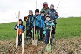 Bergahorn und kleine Lärchen schließen Lücken in Wäldern - Sabine Glinka konnte sich bei der Baumpflanzaktion "111 Bäume für 111 Jahre Schule in Leubsdorf" auch auf die ganz jungen Helfer verlassen. 
