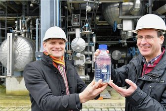 Bergakademie Freiberg bereitet Großversuche zur Herstellung von "grünem" Benzin vor - Professor Martin Gräbner (links) und Dr. Peter Seifert präsentieren eine Flasche mit synthetischem Benzin, das auf der Reichen Zeche in Freiberg hergestellt worden ist. Der Kraftstoff wird jetzt in Großversuchen optimiert. 