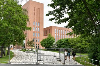 Bergakademie Freiberg hat jetzt ihren „Leuchtturm“ - Die neue Unibibliothek mit Hörsaalzentrum der TU Bergakademie Freiberg an der Winklerstraße ist weithin sichtbar. Der Kopfbau ist 42 Meter hoch.