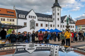 Bergakademie Freiberg startet ins Wintersemester: 1100 Studienanfänger - deutlich mehr als in Vorjahren - Die Studienanfänger versammelten sich auf dem Obermarkt zu einem Get-together.
