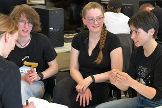 Bergakademie Freiberg: Teenager mit Mathe-Leidenschaft tüfteln mit KI - Maurice Schwinger, Iris Radow und Hannah Friedrich nehmen an der Frühjahrsakademie der TU Bergakademie Freiberg teil. Im Gespräch mit Reporterin Cornelia Schönberg schwärmen sie von Mathematik.