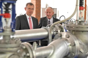 Bergakademie Freiberg würdigt Retter der Weisbach-Sammlung - Im Julius-Weisbach-Bau an der Lampadiusstraße ließ sich Professor Gerd Grabow (rechts) am Freitag von seinem Nachfolger Professor Rüdiger Schwarze auch neue Anlagen im Technikum zeigen. Anlässlich seines 95. Geburtstages hatte die TU Bergakademie Freiberg am Freitag ein Ehrenkolloquium ausgerichtet.