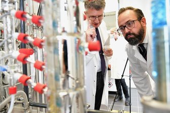 Bergakademie: In Freiberg treiben selbst Biologen den Bergbau voran - Institutsdirektor Martin Bertau (l.) erläutert Sachsens Wissenschaftsminister Sebastian Gemkow die Fortschritte bei der Biolaugung. 