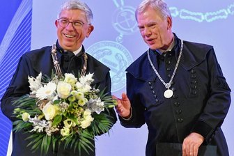 Bergakademie würdigt Altrektor Georg Unland - Als Rektor der TU Bergakademie Freiberg hat Professor Klaus-Dieter Barbknecht (l.) vor rund 220 geladenen Gästen in der Alten Mensa in Freiberg seinem Vorgänger Professor Georg Unland die Ehrensenatorwürde verliehen. Der Altrektor bat darum, die Blumen seiner Frau zu überreichen; sie habe ihn sehr unterstützt.