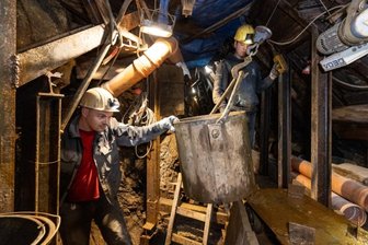 Bergbau-Folgen: Erhebliche Gefahr unter Annaberg entdeckt - Ein Blick in den Untergrund von Annaberg: Mitarbeiter der Bergsicherung Schneeberg wie Felix Friedrich (r.) und Thomas Pollex erkunden und beräumen bislang unbekannte Anlagen des Altbergbaus. 