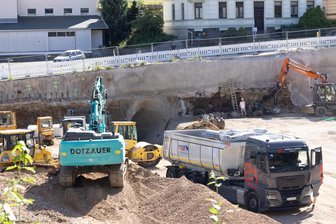 Bergbau-Hohlraum unter Supermarkt-Baustelle und Straße im Erzgebirge: Wie es nun weitergeht - Ein unbekannter Bergbau-Hohlraum im Bereich der Wilischstraße in Annaberg hat sofortige Sicherungsarbeiten nach sich gezogen.