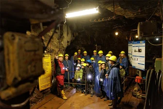 Bergbau im Erzgebirge: Interesse an der Zinngrube in Ehrenfriedersdorf stark gestiegen - Bergführer Falk Findeisen führt 25 Gäste auf seiner 90-minütigen Tour durch die Gänge der Zinngrube in Ehrenfriedersdorf. Das Museum hat im vorigen Jahr einen deutlichen Besucherzuwachs verzeichnet.
