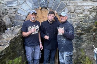 Bergbau-Relikt im Erzgebirge: Ehrenamtler richten baufälliges Mundloch wieder her - Ein baufälliges Mundloch an der Rosenbuschzeche in Walthersdorf ist von der Arbeitsgruppe Altbergbau wieder hergerichtet worden. Im Bild: Axel Rother, Clemens Lötzsch und Elmar Tuppatsch (von links).