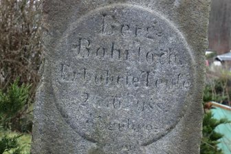 Bergbaugeschichte in Stein gemeißelt - Der Gedenkstein zum 2616 Fuß tiefen Versuchsbohrloch gibt nach wie vor Rätsel auf. 