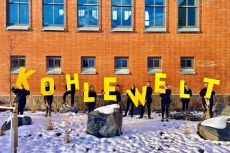 Bergbaumuseum heißt künftig Kohlewelt - Das Bergbaumuseum Oelsnitz wird umbenannt. Mitarbeiter zeigen den Schriftzug Kohlewelt.