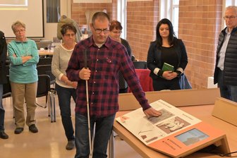Bergbaumuseum Oelsnitz: Wie sieht ein Blinder das Bergmannsbild? - André Brendle, er ist nahezu blind, von der Arbeitsgruppe Inklusion im Bergbaumuseum Oelsnitz schilderte am Donnerstag seine Eindrücke von den „Kohleninseln“, die sich später in die Ausstellung einfügen.