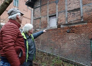 Bergbaumuseum Reinsdorf: Verein plant Großprojekt - Ulrich Schildbach (links) und Helmar Sittner begutachten die Schäden an der hinteren Wand des denkmalgeschützten Gebäudes.