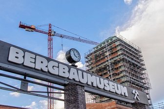 Bergbaumuseum, Straßenmeisterei, Klinikum: Im Erzgebirge sollen trotz Krise Millionen Euro investiert werden - Das Bergbaumuseum in Oelsnitz ist schon weithin als Baustelle erkennbar, denn derzeit ist der markante Turm eingerüstet. 