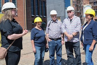 Bergbaumuseum will kein Elfenbeinturm-Image haben - Deborah Weise, wissenschaftliche Mitarbeiterin im Bergbaumuseum, führte die Beiratsmitglieder Helga Drechsel, Frank Friedrich, Christian Bauer und Rosmarie Vogel (von links) im Sommer über die Baustelle des Museums. Ab da wurden die Treffen des Beirates nach der coronabedingten Pause wieder aufgenommen.