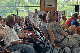 Bergbaupläne im Erzgebirge: Bürgerinitiative Pöhlwassertal will Antwort auf viele offene Fragen - Gut 330 Besucher hatte im Juni 2023 die erste öffentliche Infoveranstaltung in Rittersgrün zum Bergbauvorhaben der Firma Saxore. Am 19. Januar soll es den nächsten Infoabend in der Turnhalle geben.