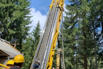 Bergbaupläne im Westerzgebirge: 950 Meter tiefe Bohrungen in Tellerhäuser - Das Bohrteam beachtet laut Saxore bei der Arbeit im Wald zwischen Zweibach und Tellerhäuser auch Natur- und Wasserschutz sowie Brutzeiträume.