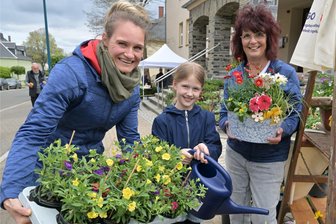 Bergbaustadt im Erzgebirge macht sich für den Sommer hübsch - Die WGO-Mitarbeiterinnen Heike Böhm (l.) und Sabine Tischler (r.) mit der achtjährigen Sina und Blütenpracht.