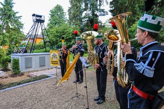 Bergbautradition bis in den Tod: Auf diesem Friedhof im Erzgebirge steht jetzt ein Förderturm - Musiker von der Bergkapelle Schneeberg begleiteten die Einweihung der neuen Grabstelle auf dem Parkfriedhof in Aue.