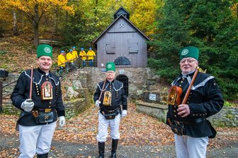 Bergbautradition im Erzgebirge: Wie ein Auer Verein Bewusstsein für Stadtgeschichte wach hält - Im vergangenen Jahr hat der Historische Bergbauverein neue Habits angeschafft, im Bild die Vereinsmitglieder Karsten Georgi, Matthias Wild und Dietmar Heinrich (v. l.).