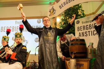 Bergbieranstich im Brauhof Freiberg - Beim Bergbieranstich im Brauhof Freiberg stach Richard Thum das 30-Liter-Fass mit einem Schlag an.