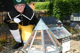 Bergbrüder sichern Zukunft der Schneeberger Miniaturlandschaft - Die Bergbrüderschaft "Schneeberger Bergparade", auf dem Foto Sascha Bachman, hat die Pflege der Bergbauminiaturlandschaft auf dem Gelände der Fundgrube Gesellschaft übernommen.