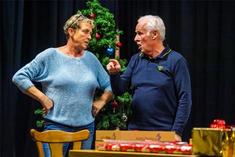 Bergbühne Eibenstock mit Weihnachtsstück: Wieder einmal kommt alles ganz anders - Petra Nötzoldt und Wolfgang Schurz spielen im neuen Weihnachtsstück der Bergbühne Eibenstock das Paar Steffi und Achim. Die beiden wollten eigentlich nur in Ruhe Weihnachten feiern. Doch es kommt ganz anders - wie immer in den Stücken der Bergbühne.