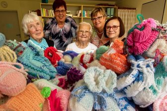 Berge von Babyschuhen gestrickt - Von links: Organisatorin Gudrun Appel aus Geilsdorf mit Ursula Hercher und Hildegard Strobel aus Schreiersgrün sowie, Petra Kröger und Petra Böhrer vom Kaleb-Vorstand.