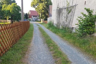 Bergen: Asphaltschicht für Feldweg - An dem einstigen Feldweg rückt bald ein Bautrupp an.