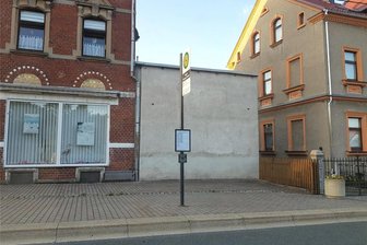 Bergen: Haltestelle bekommt Unterstand - Der Fußweg ist teils in Privat- und Kommunalbesitz, aber breit genug für einen Aufbau an der richtigen Stelle.