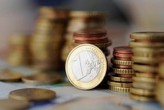 Bergen will sich von Straße trennen - Die Sanierung der Theumaer Straße in Bergen kostet die Gemeinde immer wieder Geld. Vor fünf Jahren wurden die Bankette für 17.000 Euro hergerichtet. Jetzt will die Gemeinde die Straße an den Vogtlandkreis abgeben. 