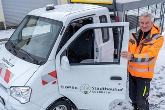 Bergener Bauhof: Transporter ersetzt Multicar - Einen ähnlichen Dreiseiten-Kipper, wie ihn Auerbach 2021 in Dienst stellte, least nun auch Bergen.