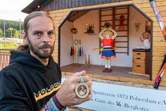 Bergfest-Ärger in Pobershau: Einwohner müssen für ihr eigenes Fest Eintritt bezahlen - Rund 150 Euro hat Marcel Uhlig privat ausgegeben, um das Hula-Hopp-Mädchen, seinen Worten zufolge eine der ältesten Figuren des Bergfestes, wieder flott zu bekommen. Der Kauf einer Festplakette blieb ihm dennoch nicht erspart.