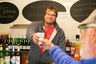 Bergfest in Pobershau: Glühwein hilft gegen die Kälte - Heißgetränke gehen bei Danny Gehler am Samstag am besten.