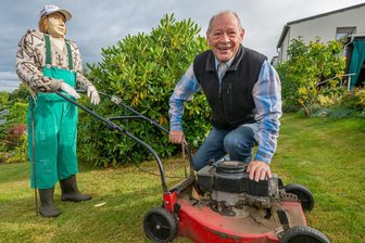 Bergfest in Pobershau: Wie Herr Schmidt seine Puppen in Szene setzt - Der doppelte Rolf: Eine der Puppen, die Rolf Schmidt auf seinem Grundstück aufgestellt hat, stellt ihn selbst beim Rasenmähen dar.