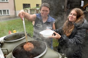 Bergfest in Sayda im Regen: Warum die Fußballer Riesenglück hatten - Heiß und lecker, genau die richtige Stärkung bei misslichem Wetter: Nicole Jautze und Tochter Julie kredenzen Kesselgulasch zum Bergstadtfest in Sayda mit verhaltenem Markttreiben im Erzgebirgsort. Gäste und Organisatoren zogen ihr viertägiges Programm unbeirrt durch.