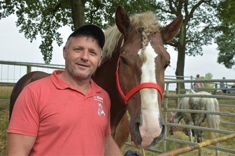 Bergfest Markneukirchen mit Pferdemarkt: Kauft hier wirklich jemand ein Pferd? - Seit Kindesbeinen schlägt sein Herz für Pferde: Michael Willer hat auch den 25. Pferdemarkt beim Bergfest in Markneukirchen organisiert.