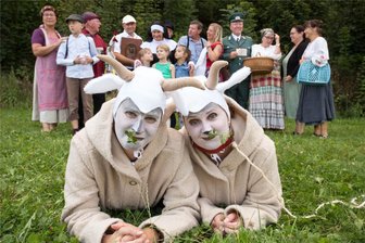 Bergfest Pobershau: Legendärer Ziegenbock schafft es auf die Bühne - Henriette Kraus (l.) und Finja Hinkel teilen sich die Rolle des Hans von Ziegen Boeck. Am 19. und am 22. September zeigen die Arzgebirgischen Spielleit das Theaterstück auf dem Areal Huthaus/Molchner Stolln.
