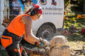 Bergfest Pobershau: Wo Späne fliegen und besondere Schwibbögen entstehen - Am Sonntag flogen beim Bergfest die Späne. Auch bei Karen Hobelsberger, „der Frau mit der Kettensäge“ aus Wachau im Landkreis Bautzen. Die beim Kettensägenschnitzen entstandenen Figuren bleiben nach dem Fest an ihrem Entstehungsort.