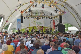 Bergfest zur Landesgartenschau: 2100 Gäste feiern mit Marquess - Ein rappevoll besetztes Festzelt hatte Spaß an den flotten südländsichen Melodien.