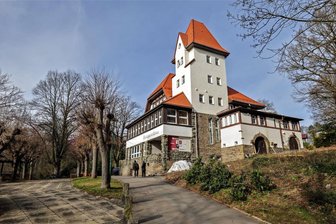 Berggasthaus Hohenstein-Ernstthal soll rustikales Flair behalten - Von außen präsentiert sich das Berggasthaus in Hohenstein-Ernstthal wieder als Hingucker. Rückschlüsse auf den Zustand drinnen sollte man aber nicht ziehen. Dort erinnert derzeit nichts an das einstige Flair.