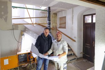 Berggasthaus Hohenstein-Ernstthal: Was tut sich hinter der schicken Fassade? - Sachgebietsleiter Michael Melzer (links) mit Enrico Jakob, der von Anfang an bei der Sanierung des Berggasthauses dabei ist.
